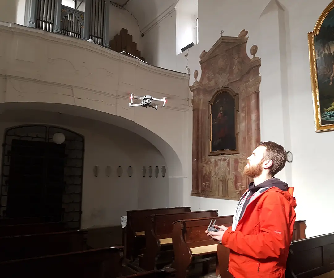 Etapové měření — operátor dronu při snímkování interiéru