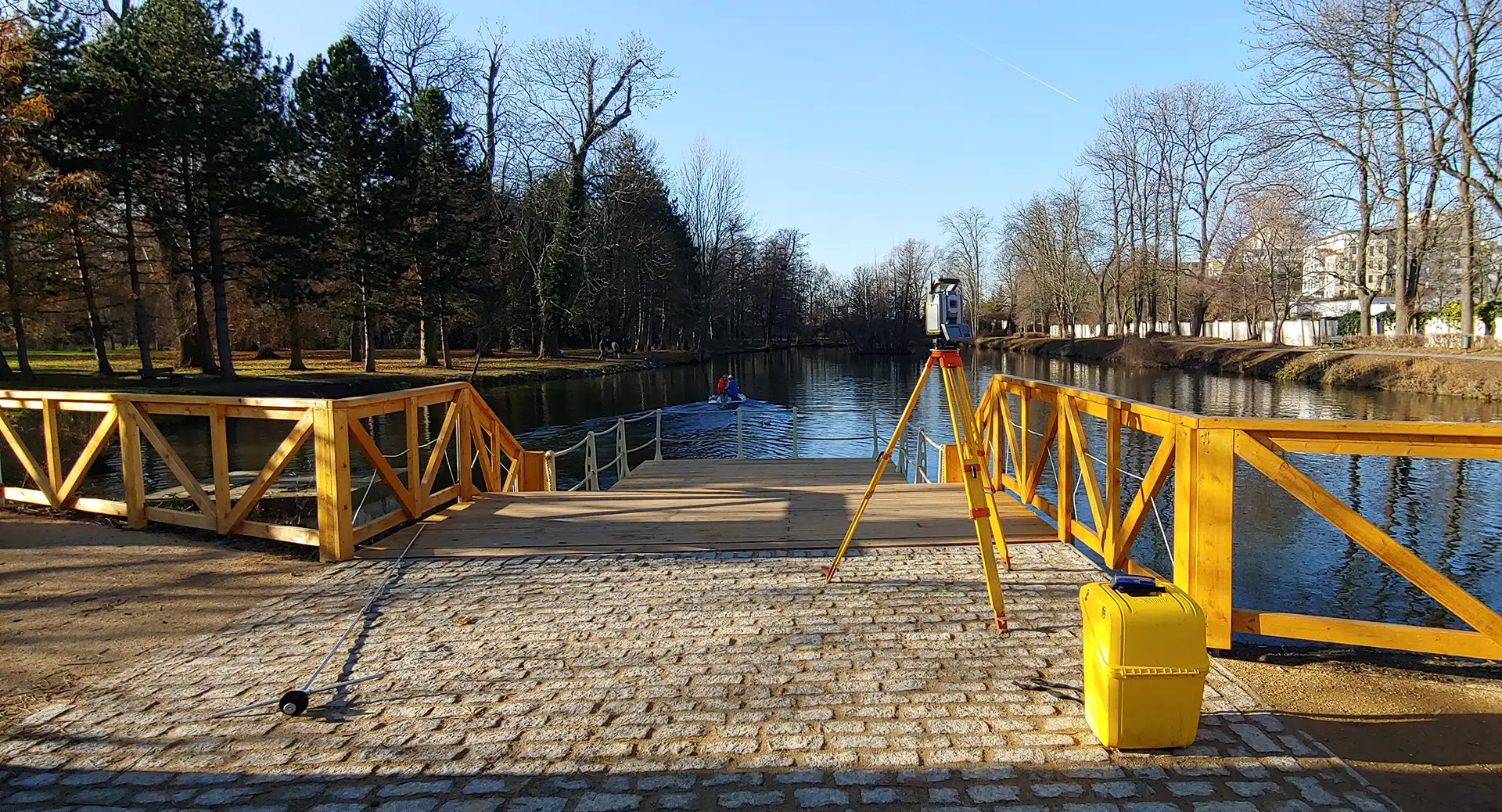 Geodetický přístroj Trimble při měření na mostě