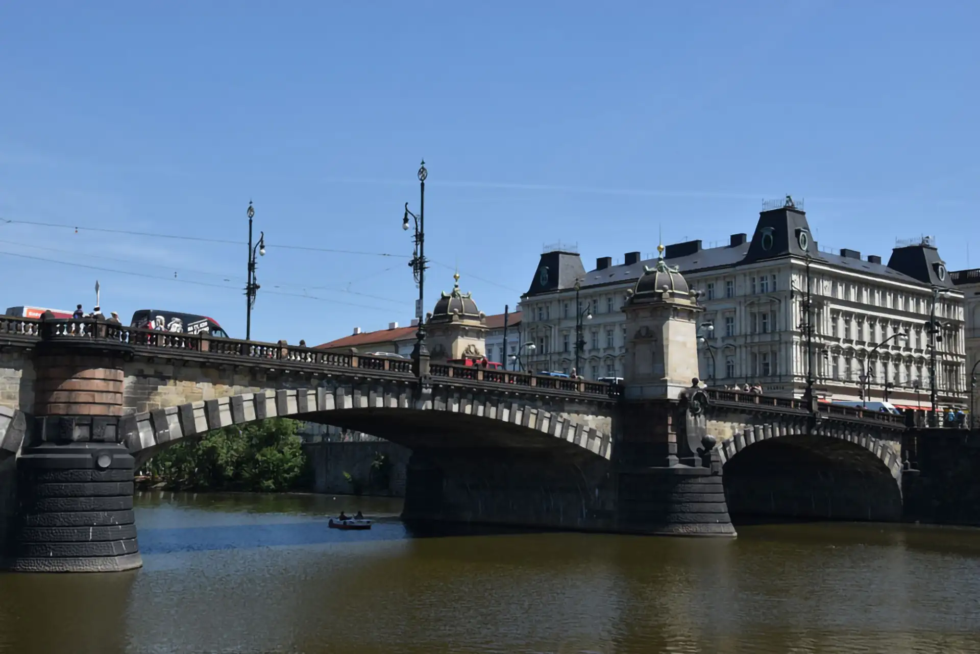 Most legii zaber z dronu z Vltavy
